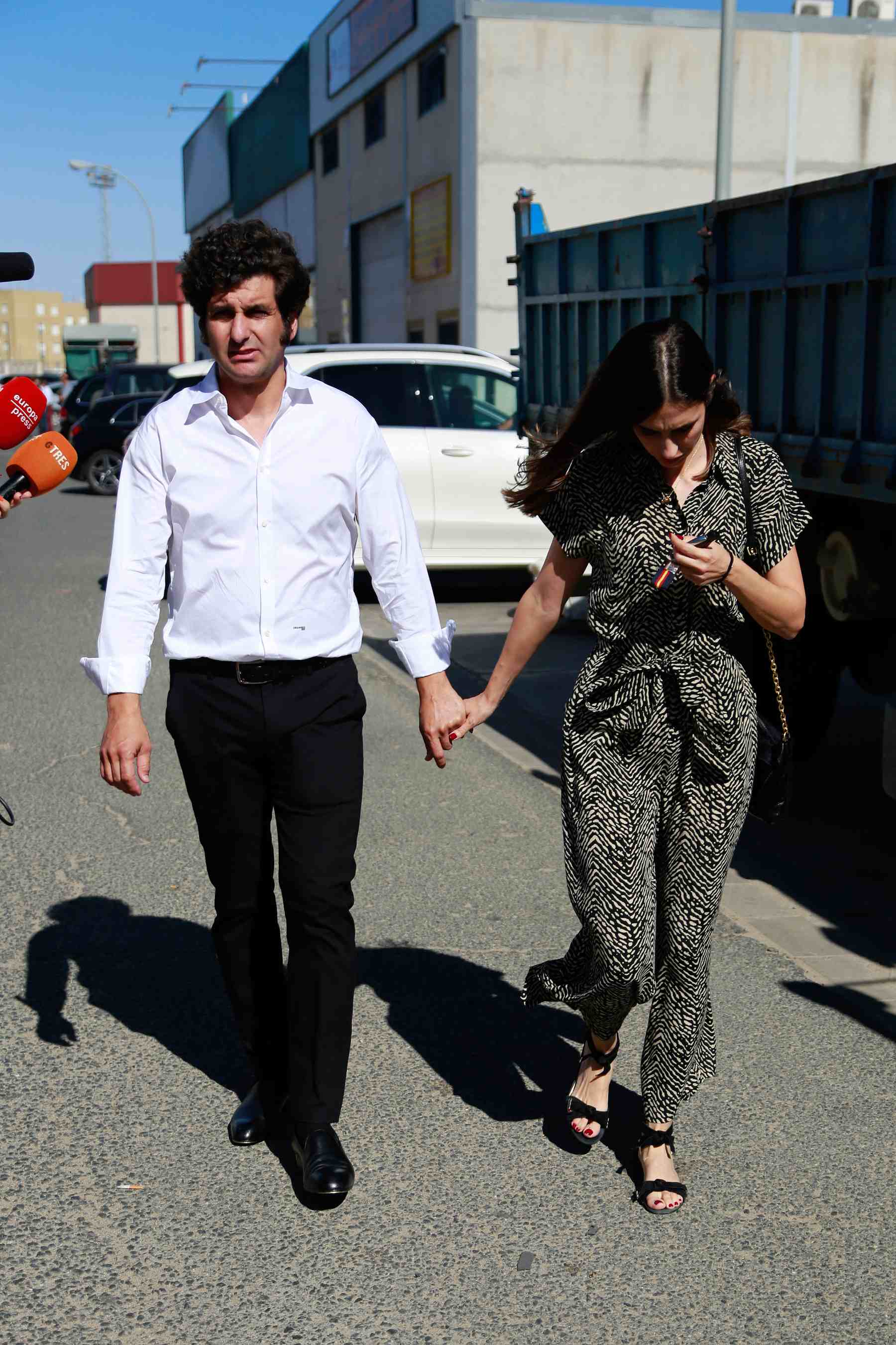 Morante de la Puebla junto a Elisabeth Garrido en Sevilla. (Foto: Europa Press)