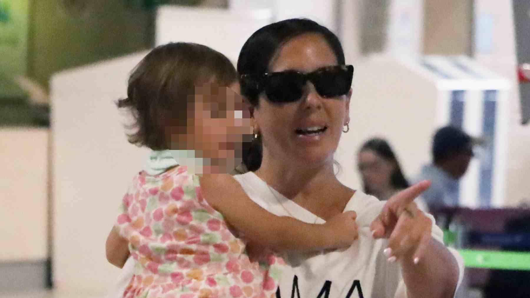 Anabel Pantoja junto a su hija en Sevilla. (Foto: Europa Press)