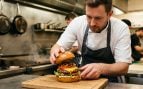 Chef cocinando una hamburguesa (imagen generada por ia))