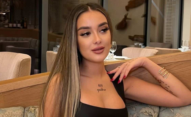 Julia Janeiro posando. (Foto: Instagram)