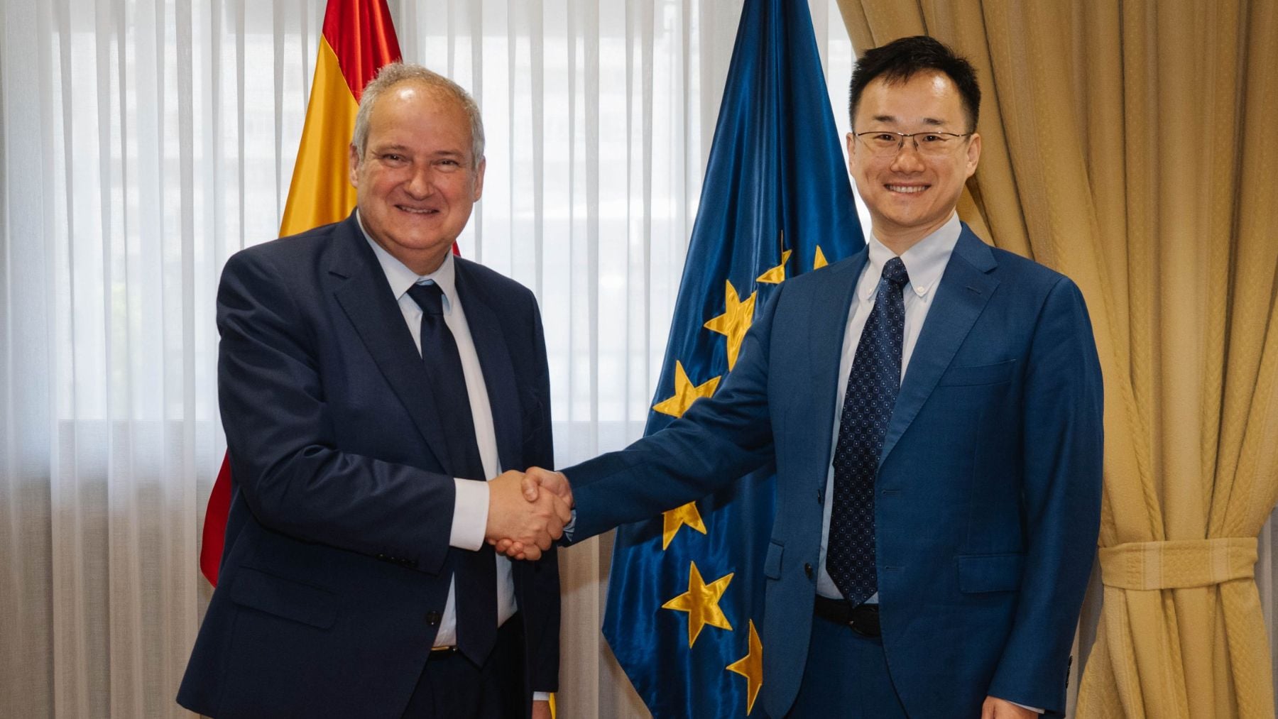 El Gobierno se ve con Xiaomi, señalado por espionaje en EEUU, en pleno escándalo por los vínculos de Zapatero con China