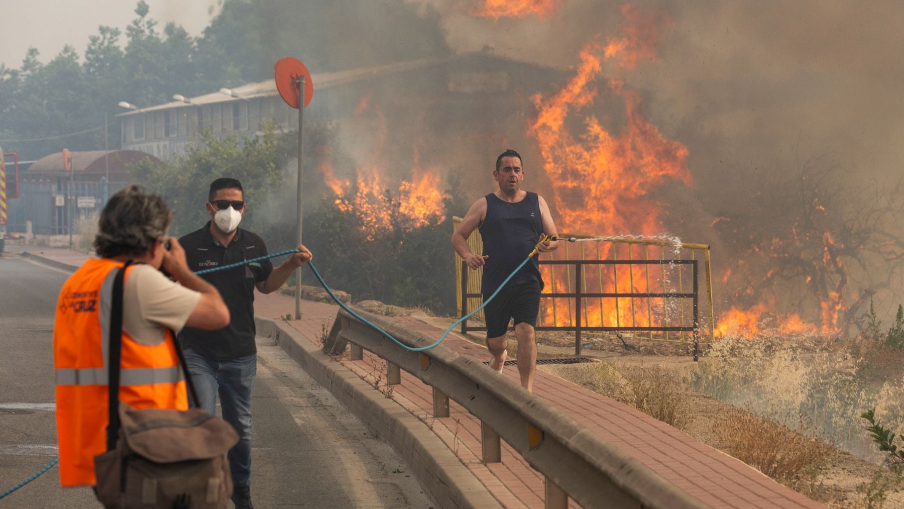 Un incendio en Murcia obliga a desplegar a la UME y a desalojar varias viviendas