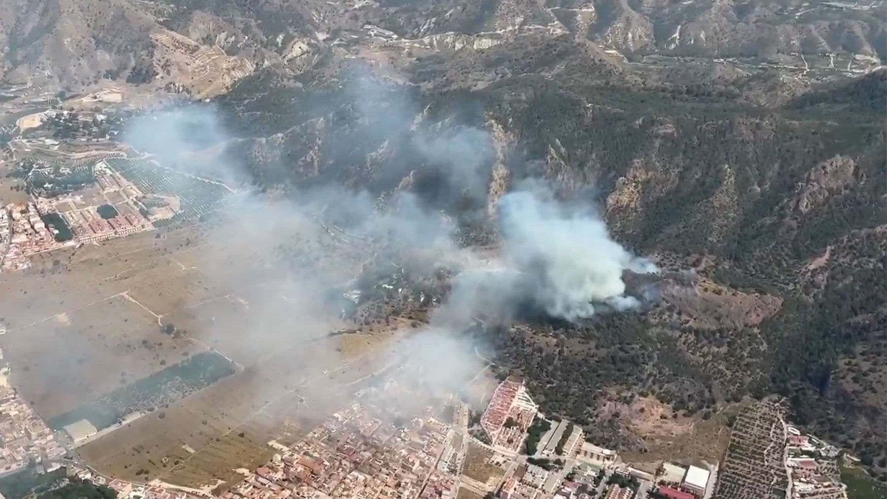 Un incendio en Murcia obliga a desplegar a la UME y a desalojar varias viviendas