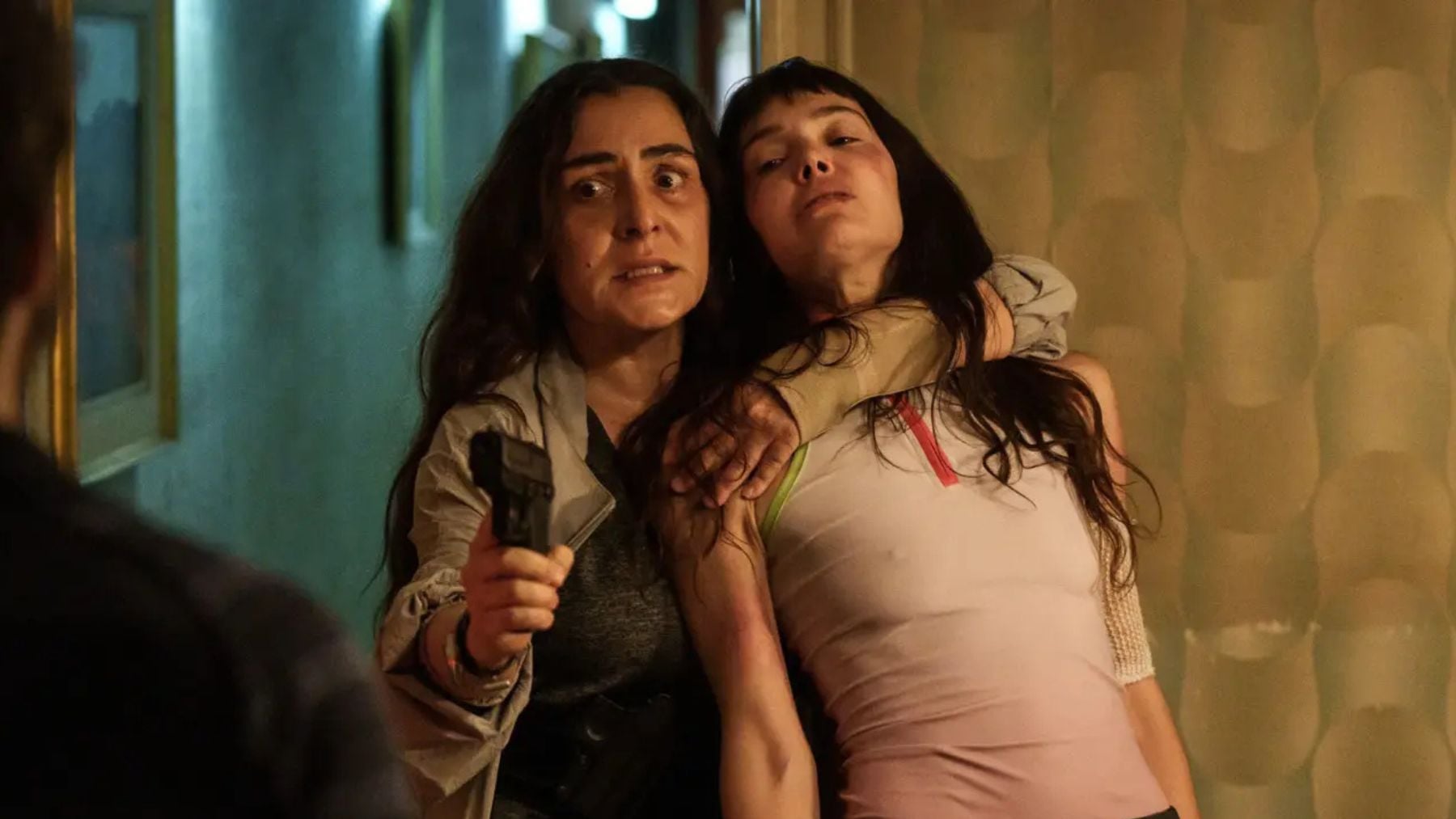 Candela Peña y Ana Rujas en ‘La desconocida’. (Netflix)