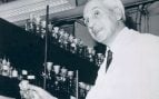 Foto de prensa: Bioquímico Dr. Severo Ochoa en el laboratorio 1959. // Dominio público, vía Wikimedia Commons