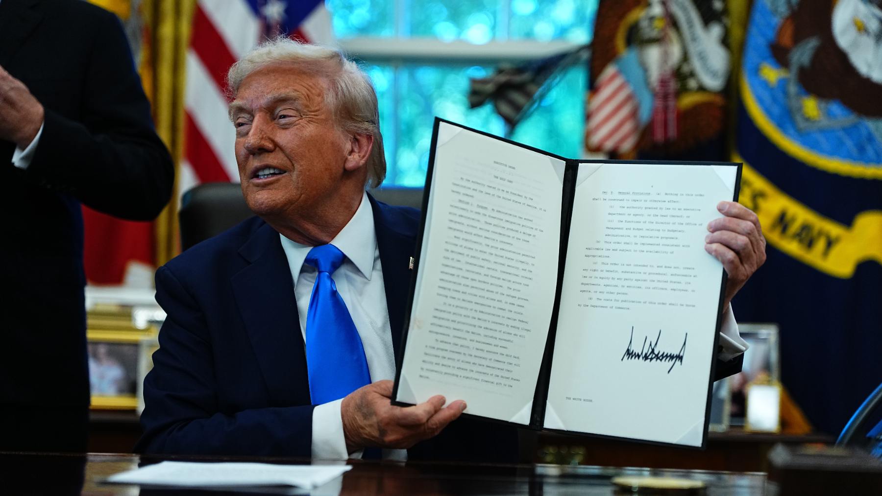 Donald Trump durante la firma de uno de los decretos en septiembre de 2025 (Foto: Europa Press).