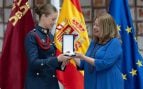 La presidenta de la Asamblea Regional de Murcia, Visitación Martínez (d), entrega la Medalla de Oro de la Asamblea Regional a la princesa Leonor. (Foto: EFE)