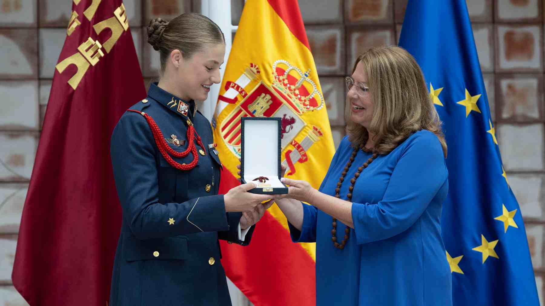 La presidenta de la Asamblea Regional de Murcia, Visitación Martínez (d), entrega la Medalla de Oro de la Asamblea Regional a la princesa Leonor. (Foto: EFE)