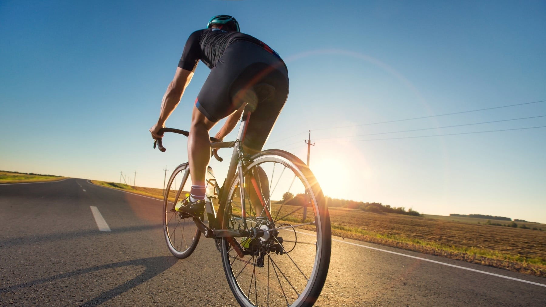Adiós a ir en bicicleta por la carretera: el BOE confirma la norma que lo cambia todo en España