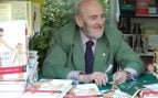 Álvaro Pombo firmando libros en la feria de Madrid, 2007. Foto: Rafael Robles de España, CC POR 2,0, vía Wikimedia Commons