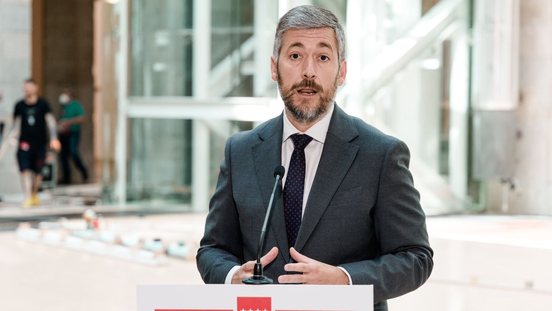 El Gobierno de Ayuso acusa a Mónica García de aprobar el Estatuto Marco a traición y sin acuerdo con los médicos