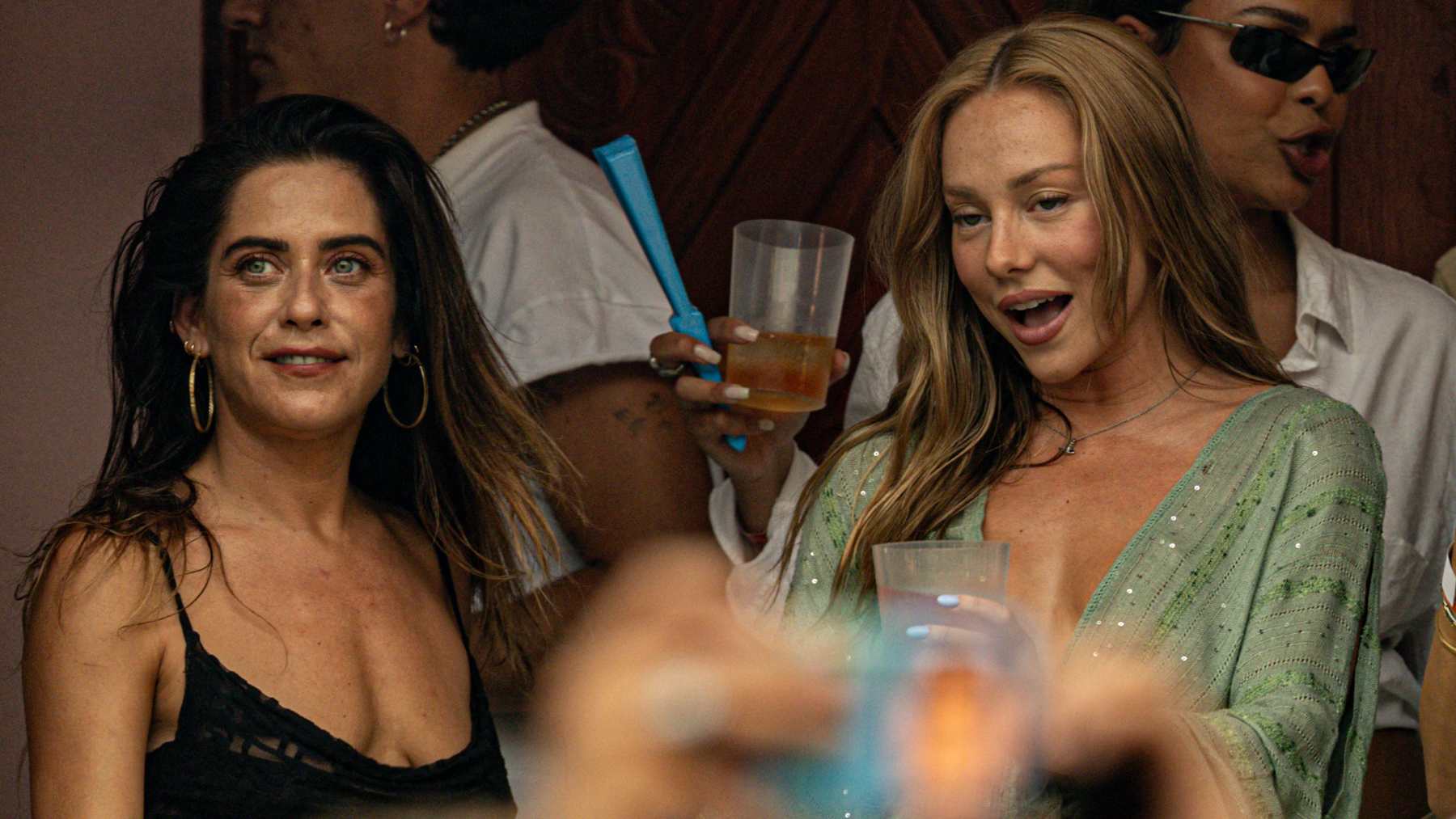 Ester Expósito y María León en el concierto de Bad Bunny en Madrid. (Foto: Europa Press)