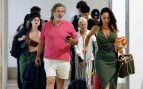 Pepe Navarro y Verónica Schmidt a su llegada al aeropuerto. (Foto: Europa Press)