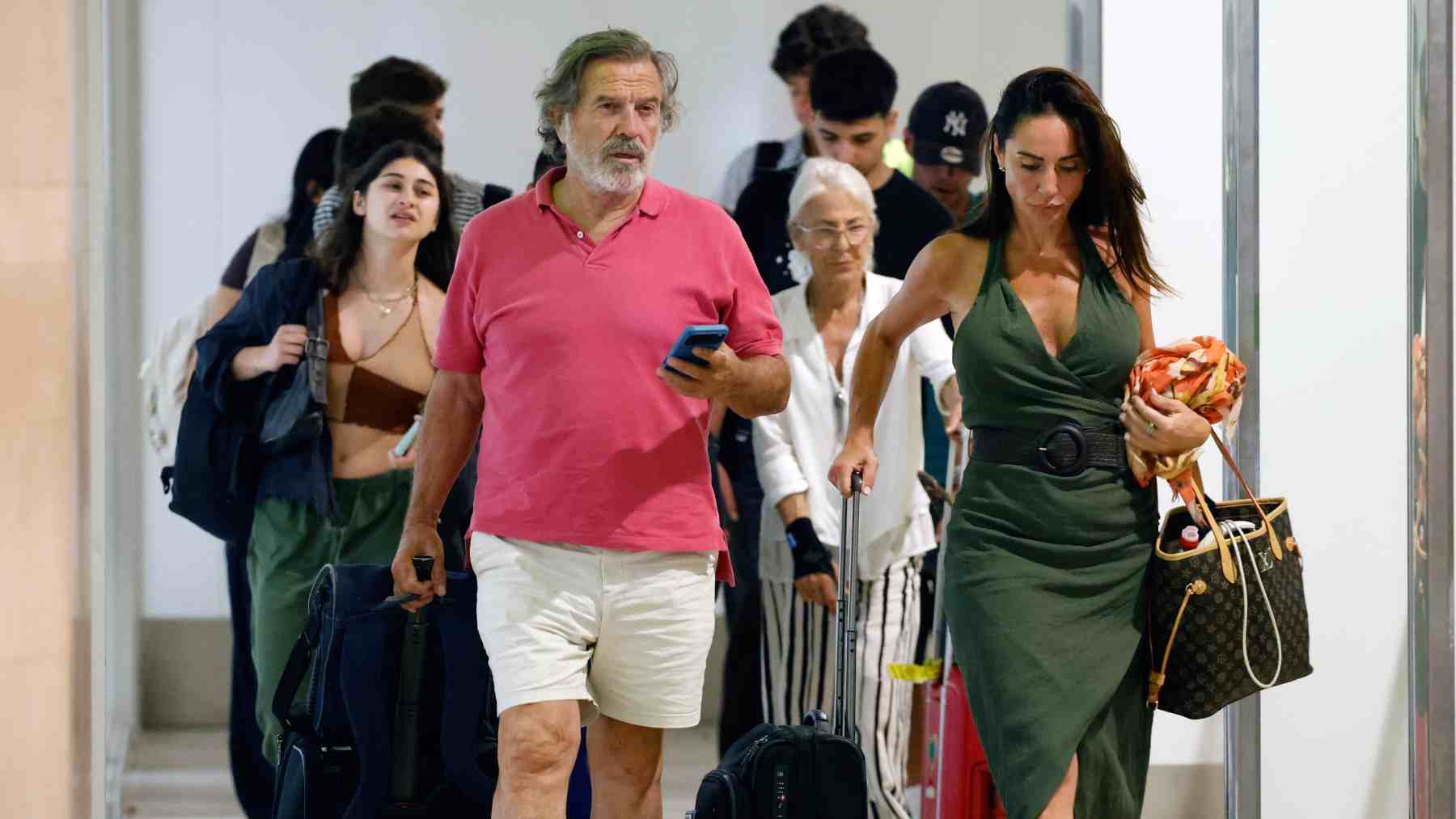 Pepe Navarro y Verónica Schmidt a su llegada al aeropuerto. (Foto: Europa Press)