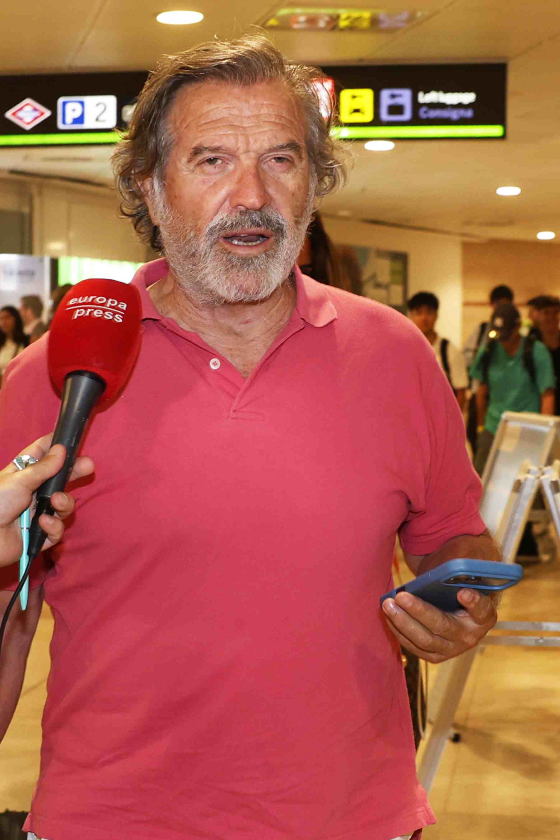 Pepe Navarro a su llegada al aeropuerto. (Foto: Europa Press)