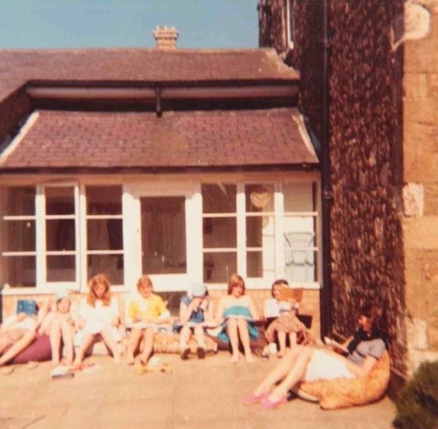 Diana de Gales con sus amigas de adolescencia. (Foto: Gorringe's)