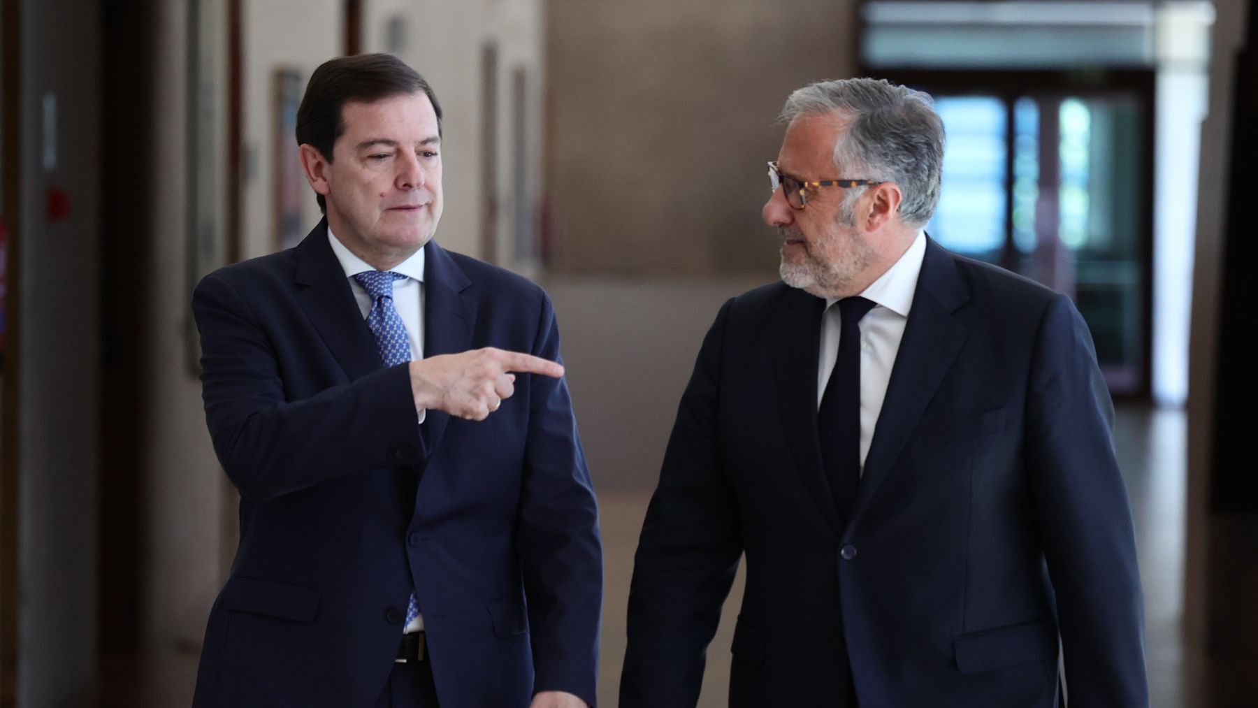Mañueco cede a Vox una vicepresidencia, Inmigración, Agricultura y Cultura con la prioridad nacional dentro de la ley