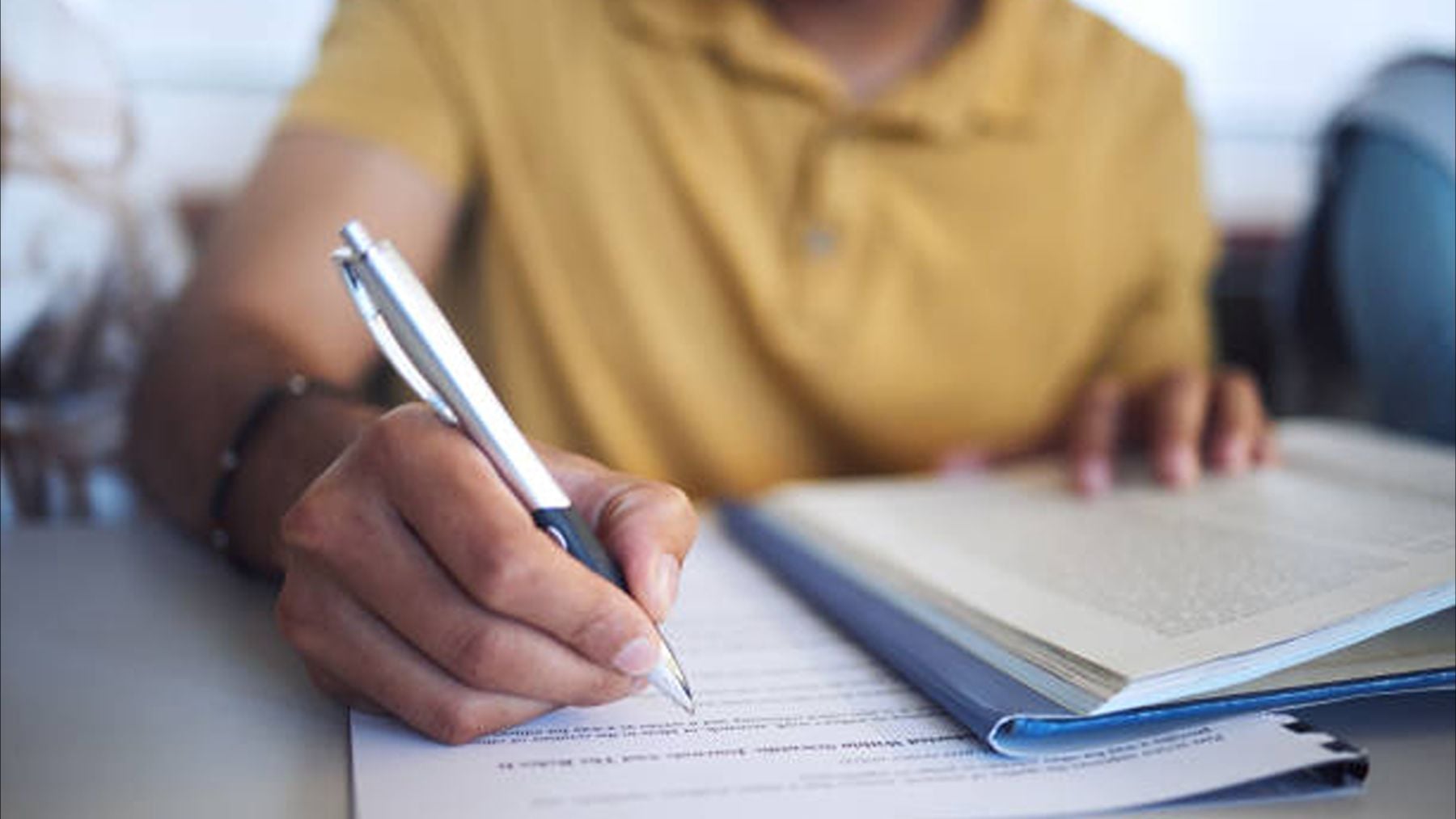 Las carreras universitarias con las notas de corte más bajas con las que se puede ganar más dinero