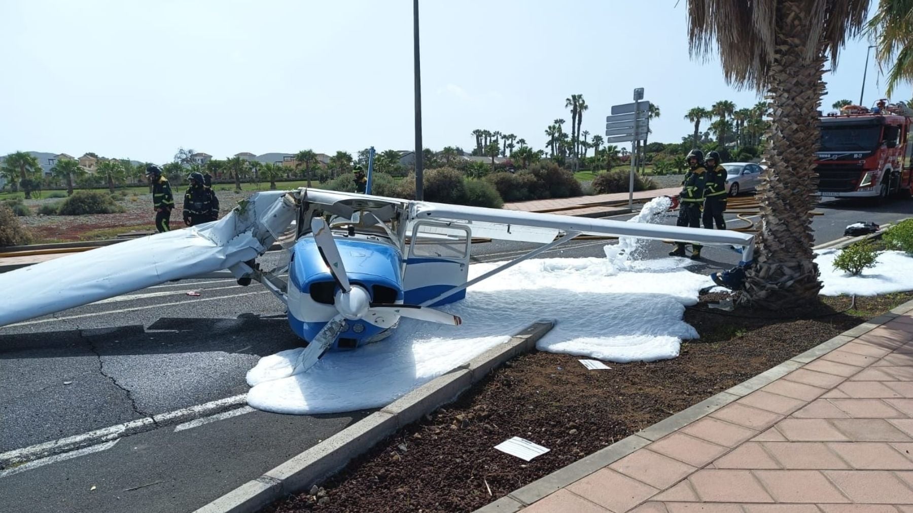 Una avioneta con dos pasajeros aterriza de emergencia en plena calle en el sur de Tenerife