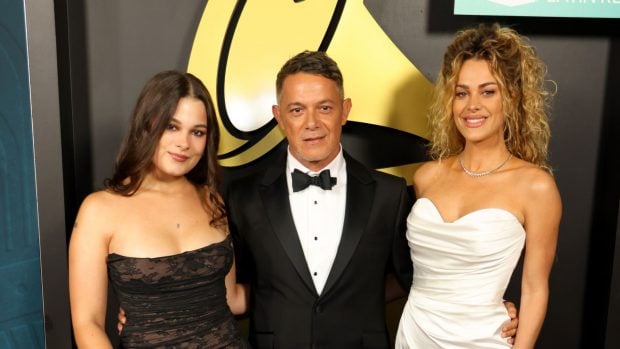 Manuela Sanz, Alejandro Sanz y Candela M&aacute;rquez. (Foto: Getty Images)