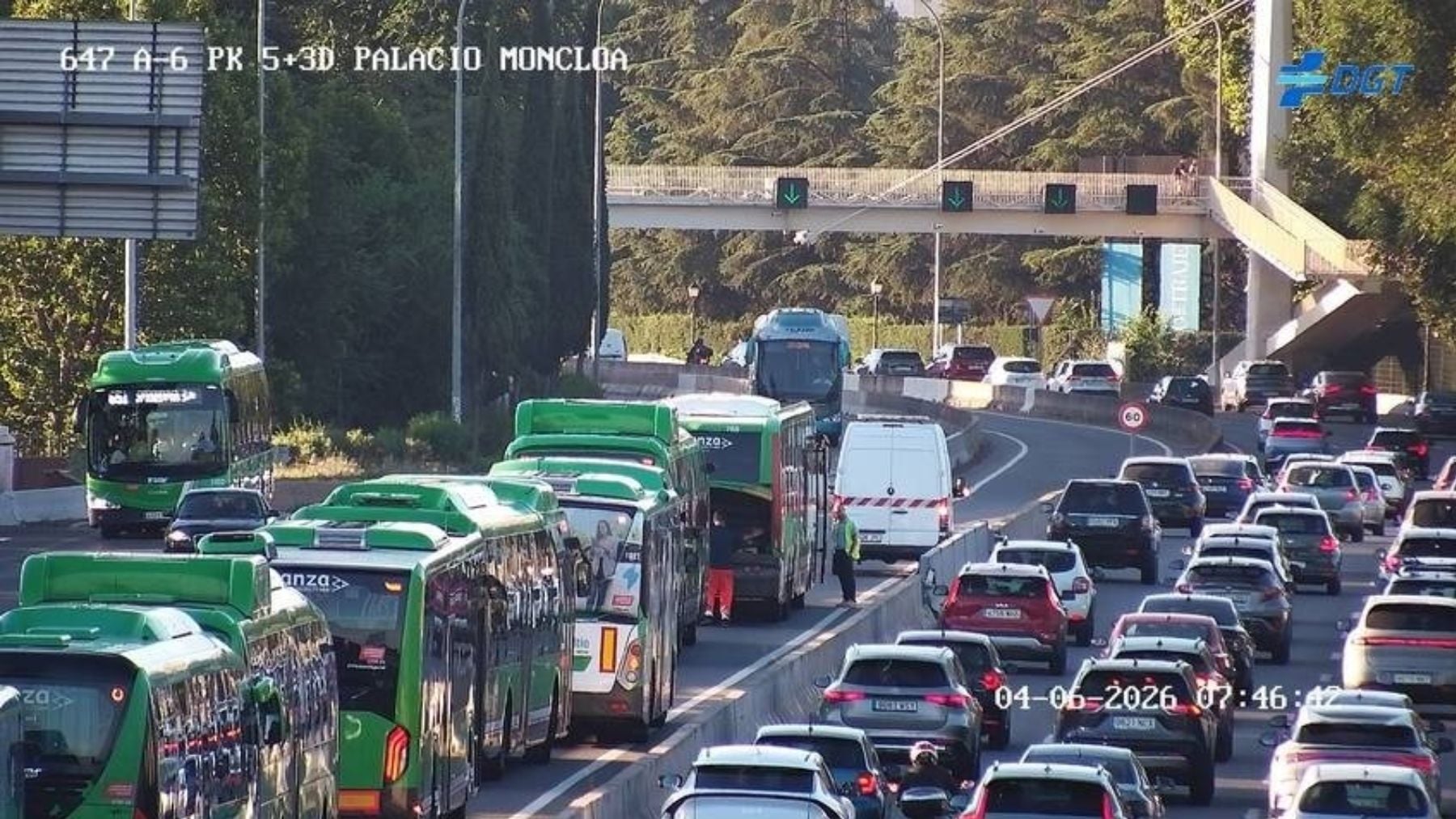 Autobús averiado en el Bus Vao de la A-6. (Ep)
