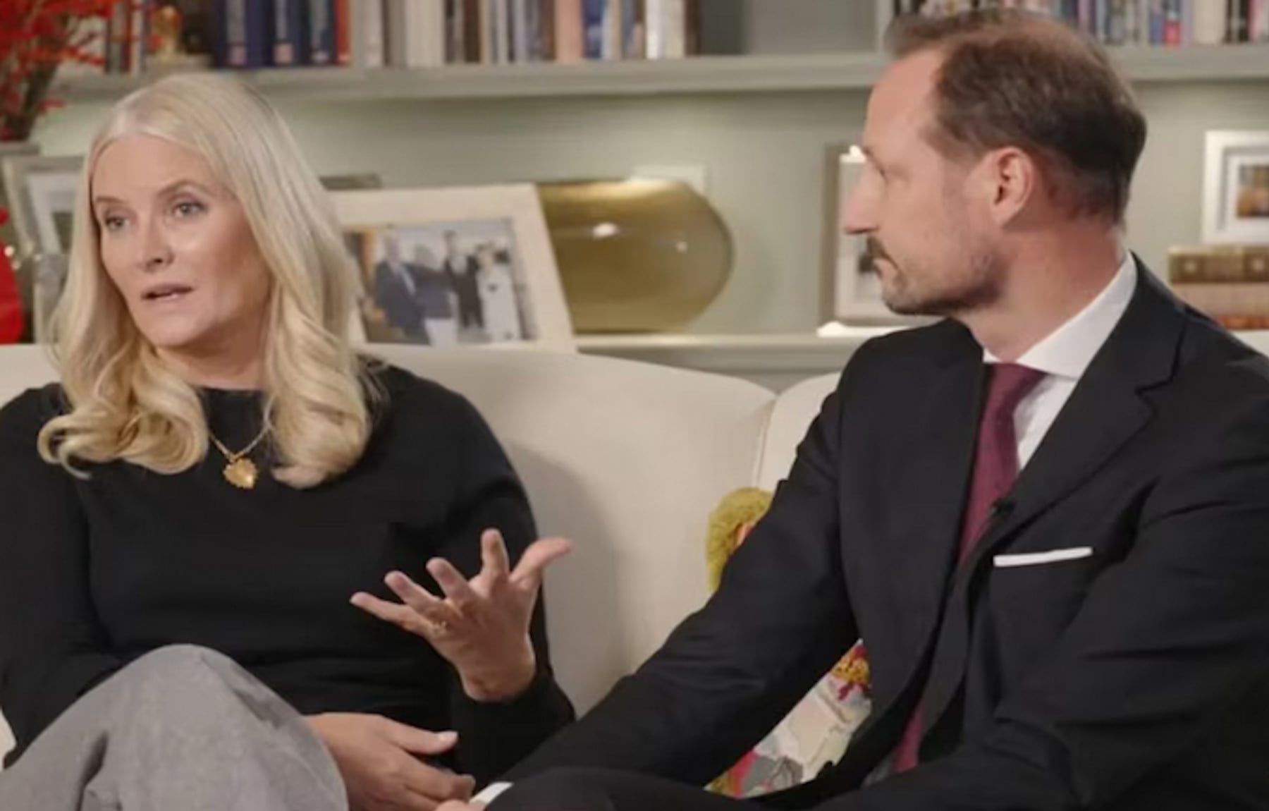 La princesa Mette-Marit con Haakon. (Foto: Televisión)