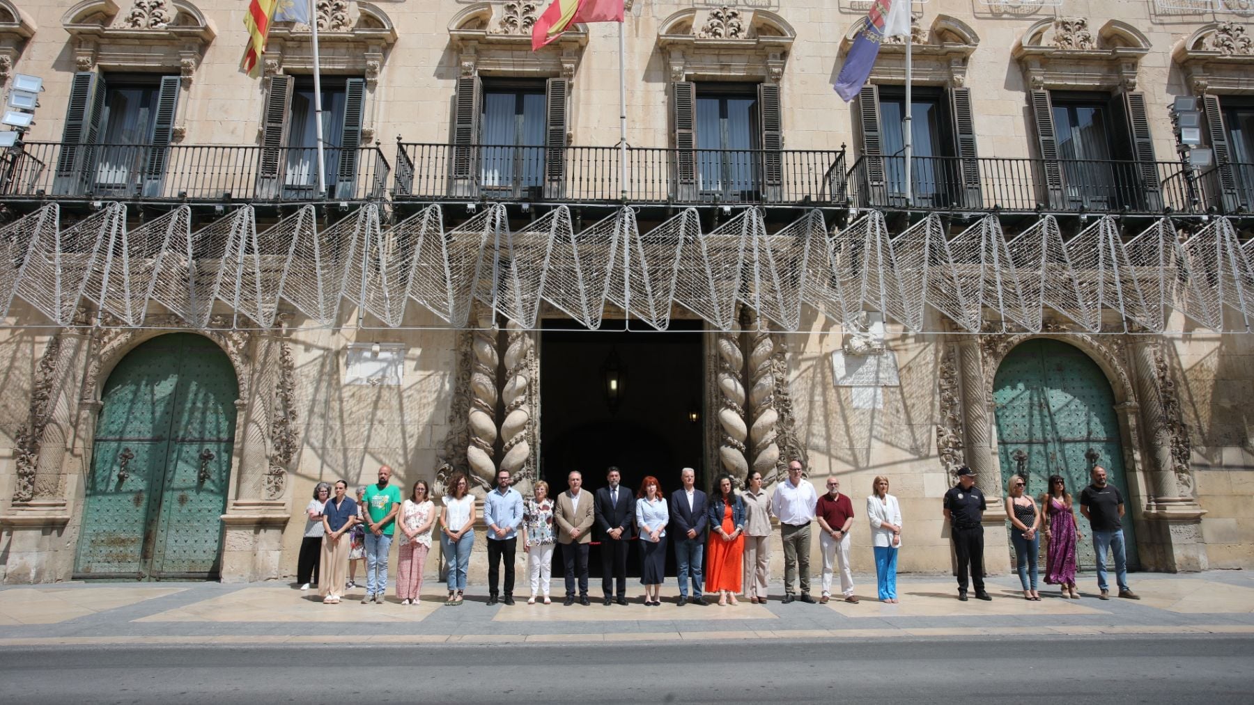Minuto de silencio ante el Ayuntamiento de Alicante para condenar la muerte por violencia de género en Callosa de Segura.
