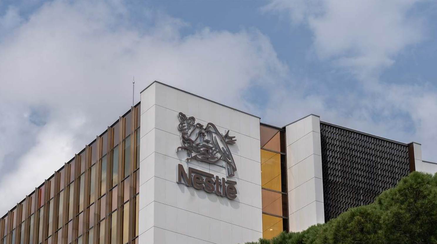 Nestlé dará prioridad a los afectados por el ERE en futuras vacantes, pero no descarta más despidos en los próximos años