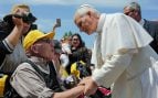 León XIV saludando a un grupo de fieles. (Foto: Vatican Media / Zuma Press / Europa Press).