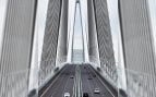 Los vehículos cruzan el puente Changtai sobre el río Yangtze en la provincia de Jiangsu. Foto: CHEN WEI/PARA CHINA DAILY