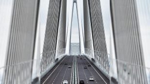 Los vehículos cruzan el puente Changtai sobre el río Yangtze en la provincia de Jiangsu. Foto: CHEN WEI/PARA CHINA DAILY