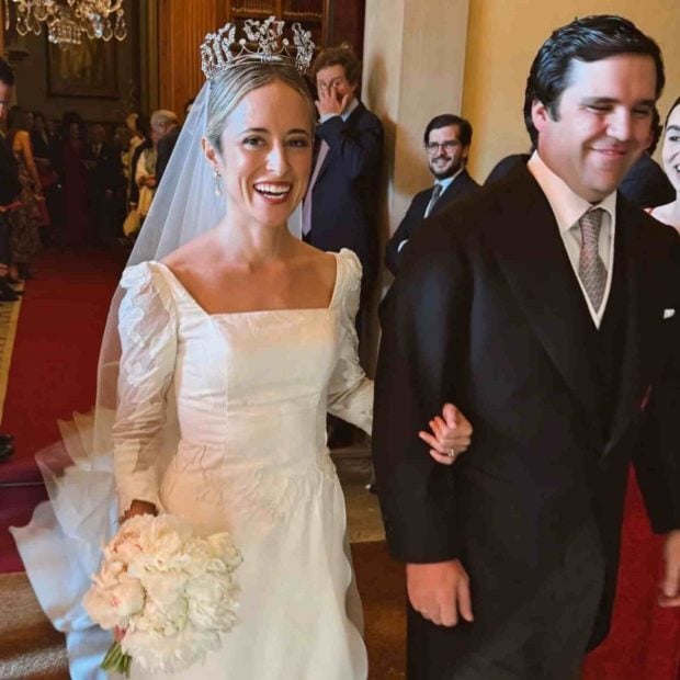 Mariana de Sol&iacute;s-Beaumont y O'Neill e &Iacute;&ntilde;igo Ram&iacute;rez de C&aacute;rdenas y Cabello de los Cobos el d&iacute;a de su boda. (Foto: @fermediguti)