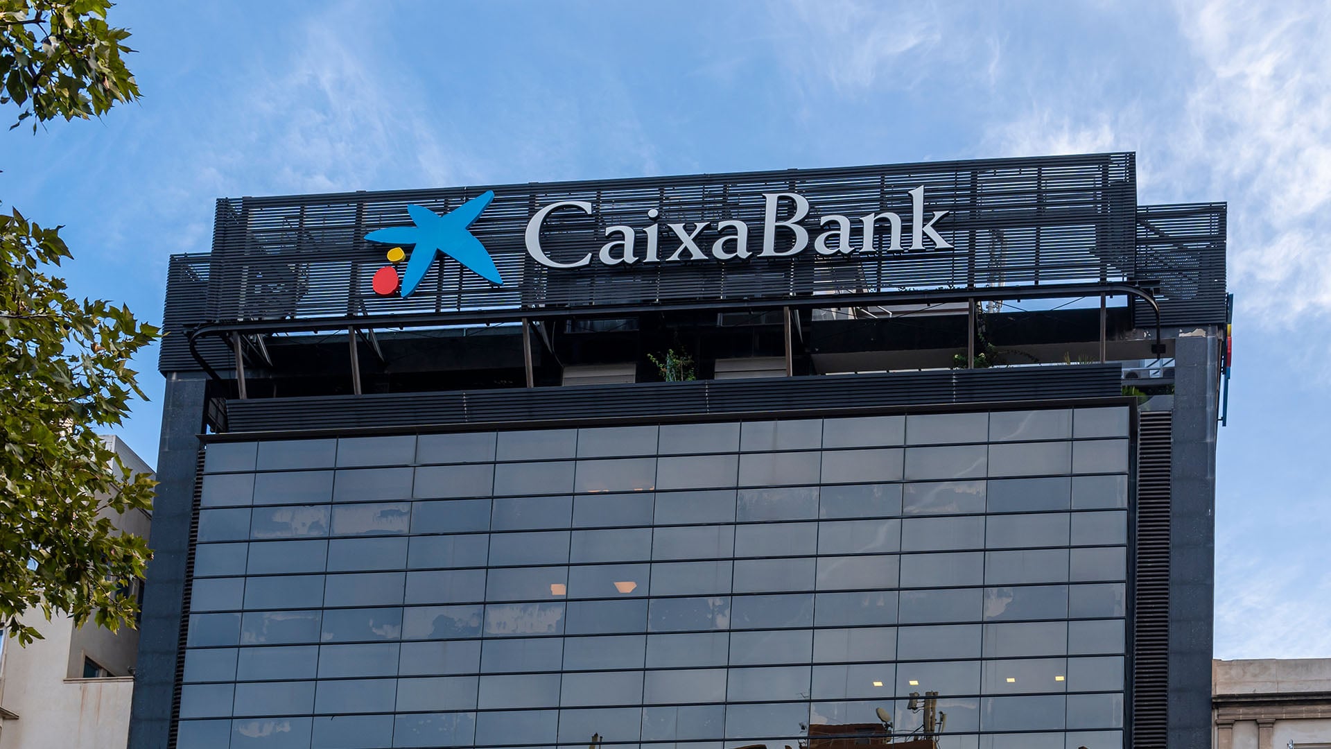CaixaBank alerta de que la guerra de Irán ya encarece las hipotecas y amenaza a la industria española