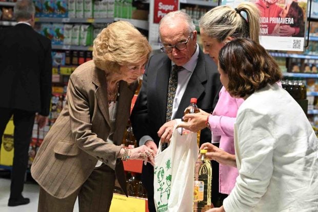 La Reina Sof&iacute;a en uno de los puntos de donaci&oacute;n con motivo del inicio de la Recogida Primavera. (Foto: Europa Press)