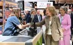 La Reina Sofía revoluciona un Carrefour de Madrid con su inesperada visita (y estilo)