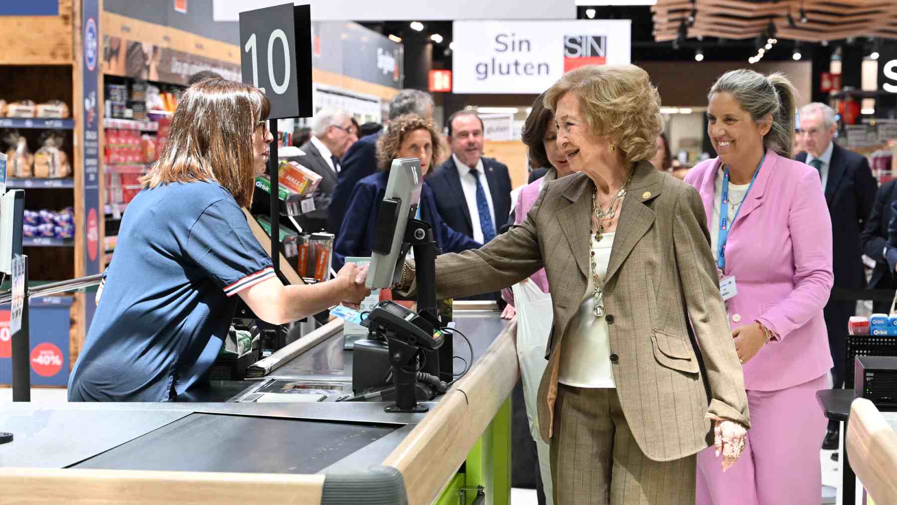 La Reina Sofía en uno de los puntos de donación con motivo del inicio de la Recogida Primavera. (Foto: Europa Press)