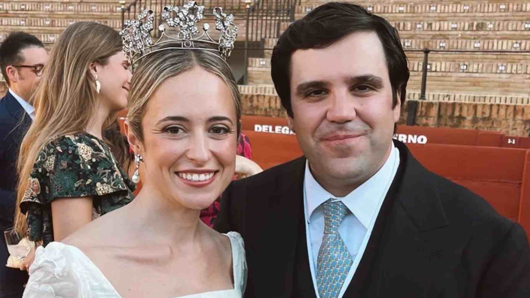 Mariana de Solís-Beaumont y O’Neill e Íñigo Ramírez de Cárdenas y Cabello de los Cobos el día de su boda. (Foto: @fermediguti)