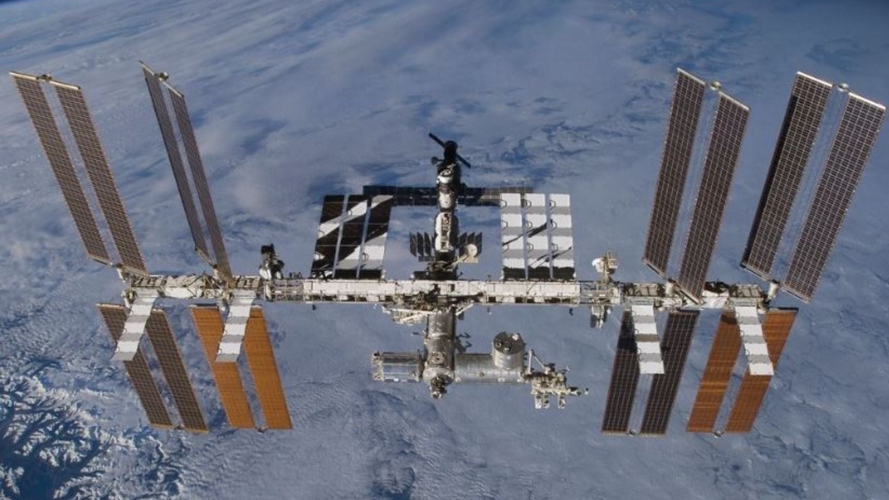 Los astronautas de la Estación Espacial Internacional preparados para una posible evacuación por una fuga