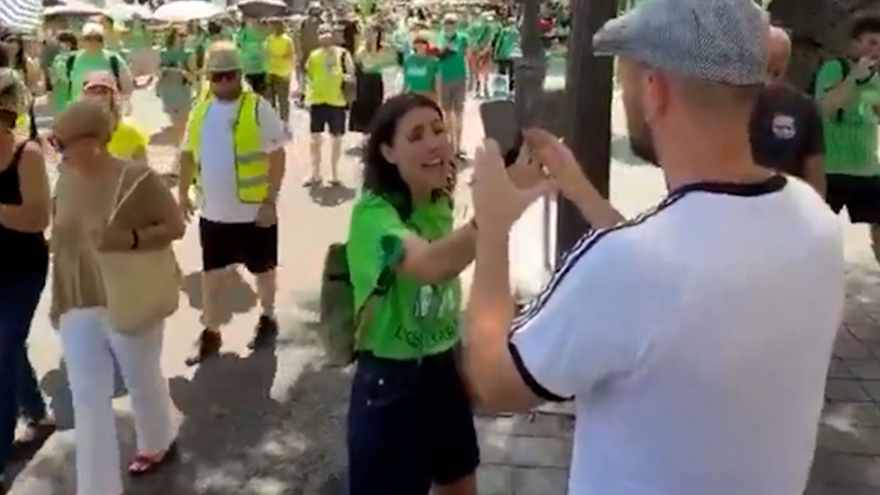 Pillan a Irene Montero fingiendo que se graba un vídeo en una manifestación mientras un hombre le sujeta el móvil