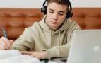 personas que estudian escuchando música