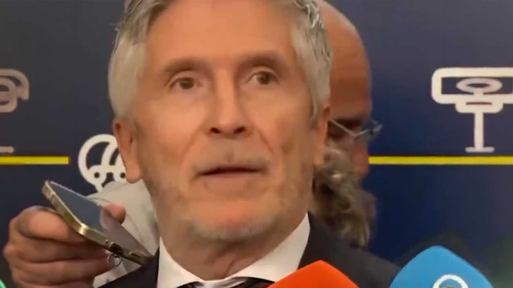 Marlaska se bloquea, balbucea y tartamudea al ser preguntado por las reuniones de Leire con la directora de la Guardia Civil