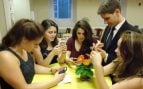 La psicología dice que las personas que ponen el móvil boca abajo no es que escondan algo, sino que quieren protegerse contra la invasión a la privacidad