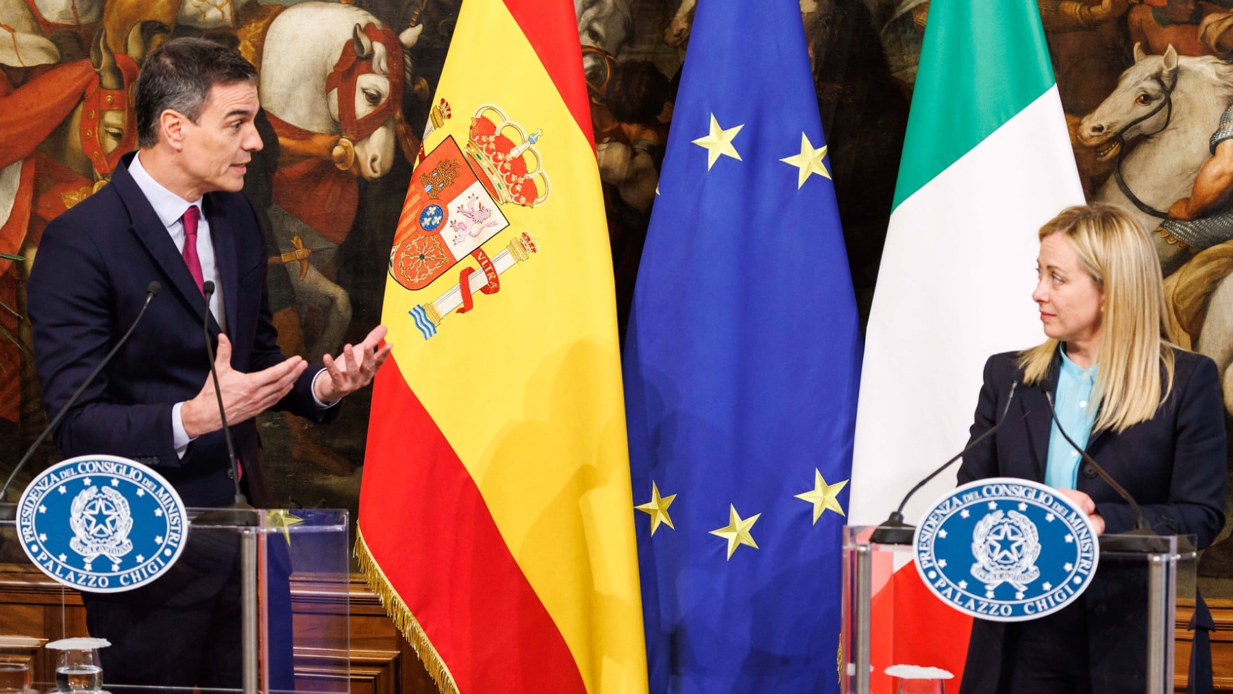 Una traición de Sánchez a Meloni alía a Macron con Italia pa
