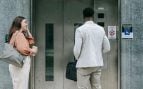 personas que saludan en los ascensores