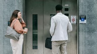 personas que saludan en los ascensores
