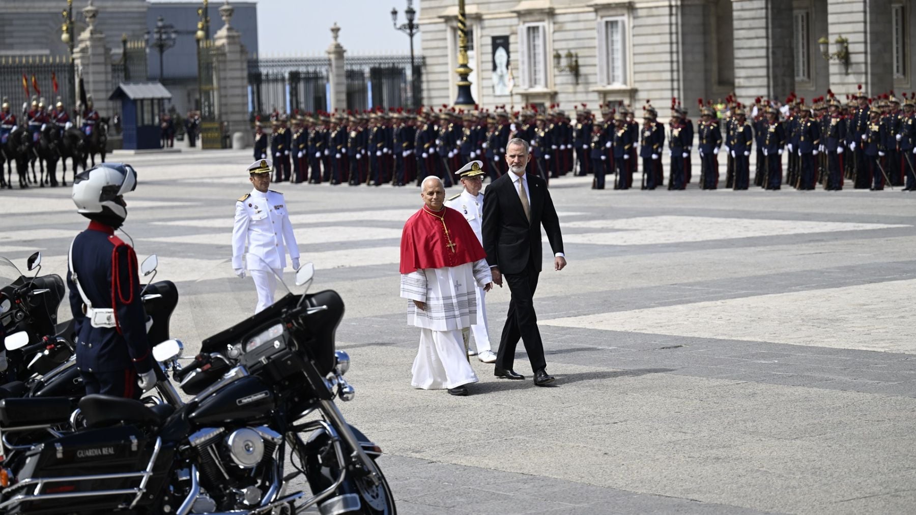 Ovaciones, himnos y salvas: el espectacular recibimiento de los Reyes al Papa en el Palacio Real