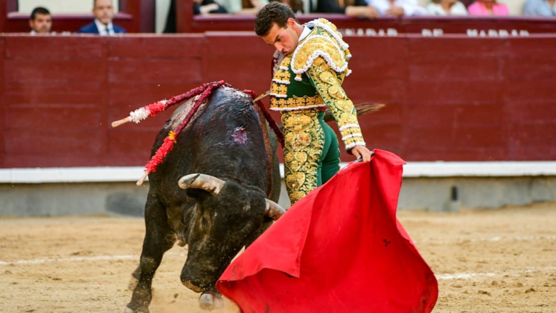 Meritoria Puerta Grande para Román en una corrida exigente de Victorino