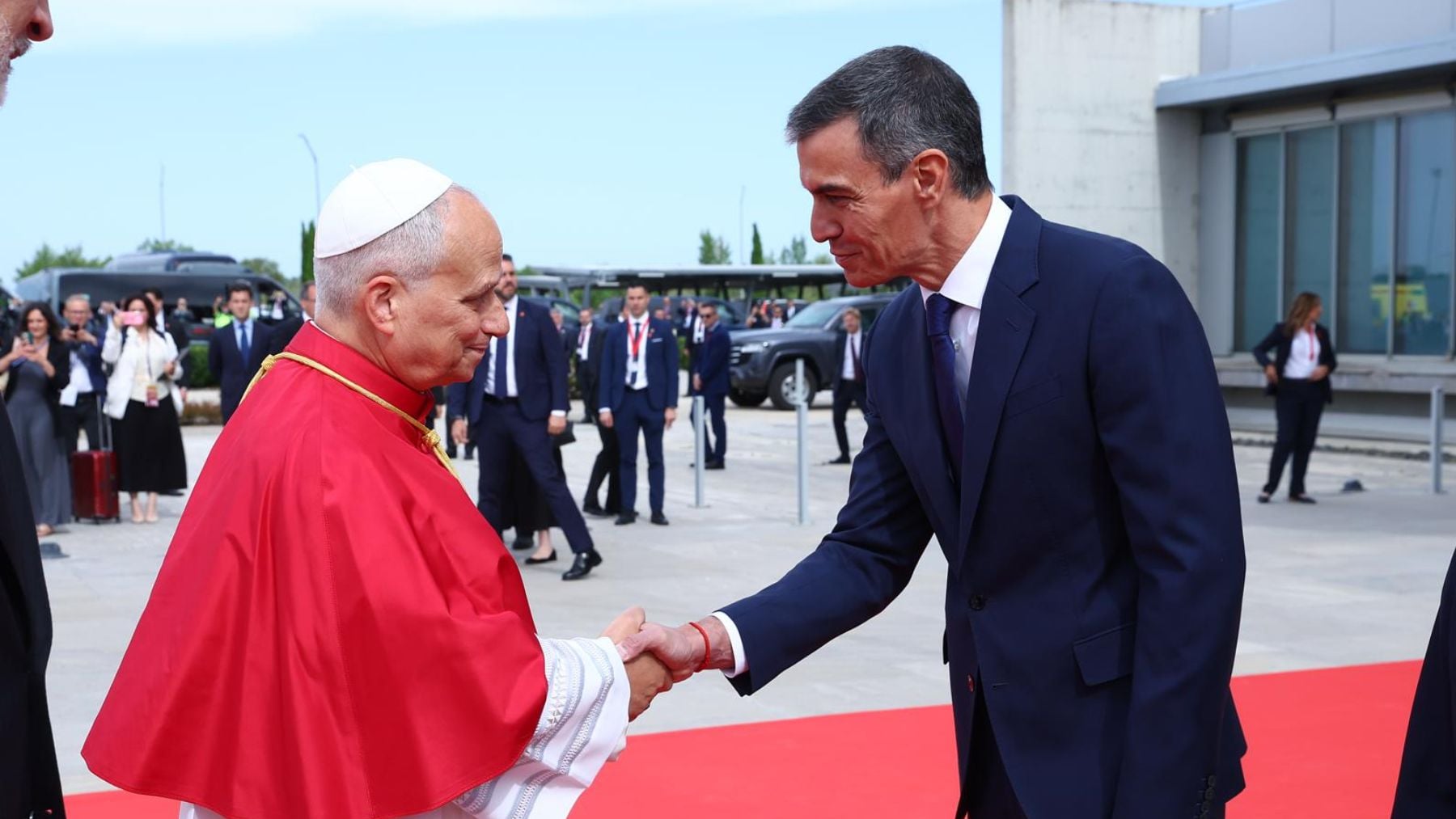 Un Sánchez demacrado por los escándalos de corrupción en su partido recibe al Papa León XIV en Madrid