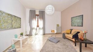 Las alfombras en el salón pronto podrían ser cosa del pasado: esta nueva tendencia hace que el salón sea más moderno
