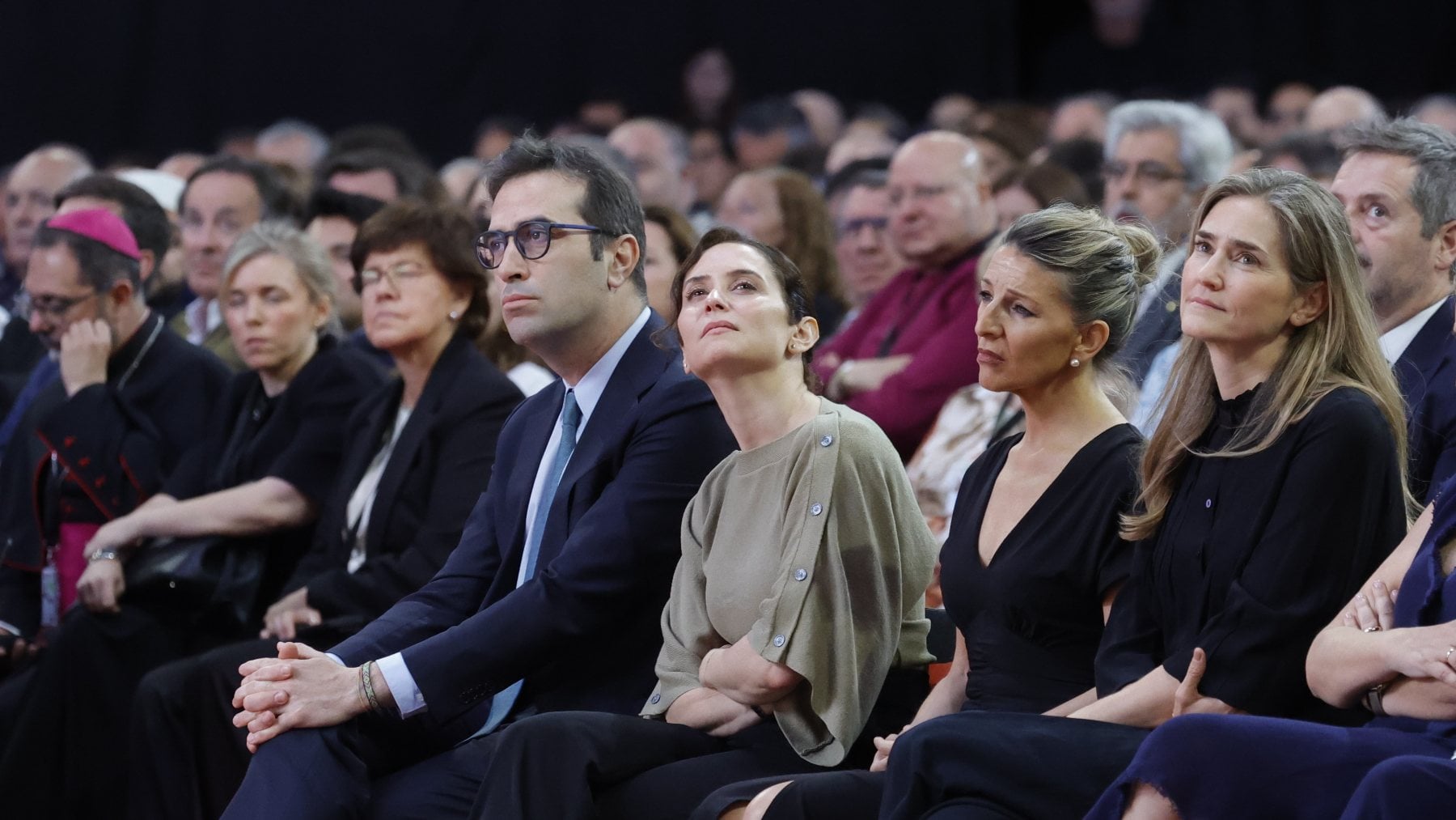 Ayuso es recibida con aplausos y vítores a su llegada al enc